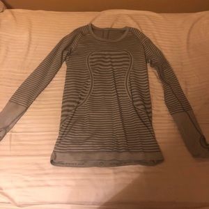 Lululemon exercise shirt 8